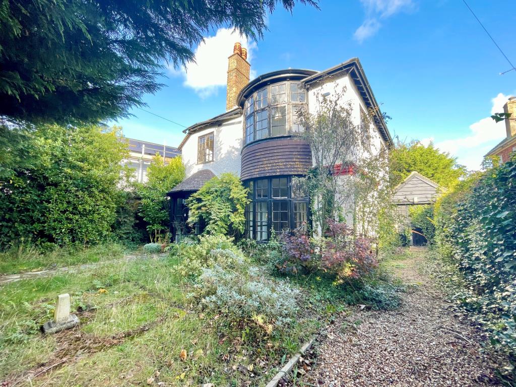 Lot: 131 - FOUR-BEDROOM DETACHED HOUSE FOR REFURBISHMENT - Four bedroom detached house